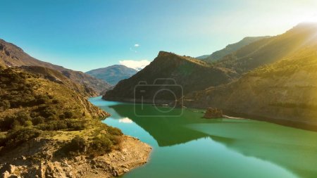 Téléchargez les photos : 4k Vue aérienne du réservoir d'eau Canales à Sierra Nevada, Andalousie, Espagne - en image libre de droit
