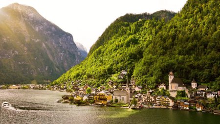 Téléchargez les photos : Vue aérienne du village de montagne autrichien Hallstatt et du lac Hallstatter. l'heure d'été. Salzkammergut, Autriche. - en image libre de droit