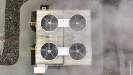 Téléchargez les photos : Vidéo aérienne 4K de la centrale géothermique, des tuyaux et des cheminées de fumée. Islande - en image libre de droit
