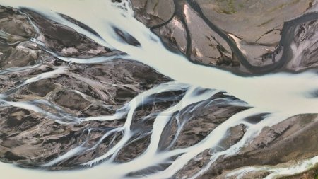 Téléchargez les photos : Vue aérienne des schémas des rivières islandaises coulant dans l'océan. Islande Images du drone - en image libre de droit