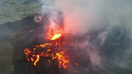 Téléchargez les photos : Drone de Litli-Hrutur Volcano Eruption. Islande, Fagradalsfjall. Vue Aérienne Lava dans Cratère. - en image libre de droit