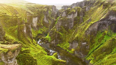 Téléchargez les photos : Vidéo aérienne 4K de Fjarrgljfur Canyon dans le sud-est de l'Islande. - en image libre de droit