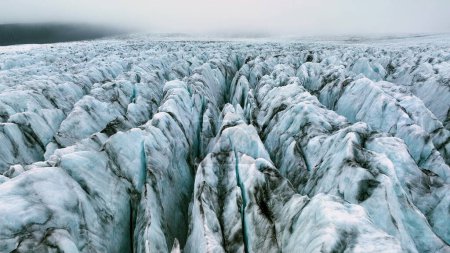 Téléchargez les photos : Vue aérienne du glacier blanc. Epic Drone Shot iceberg dans un parc national en Islande. - en image libre de droit