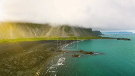 Téléchargez les photos : Vue aérienne des montagnes du Vestrahorn en Islande, péninsule de Stokksnes Beach. - en image libre de droit