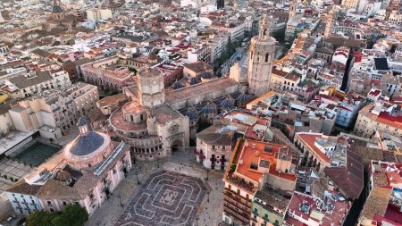 Téléchargez les photos : 4k vue de Valence, Espagne. images aériennes du clocher et de la cathédrale de Miguelet. - en image libre de droit