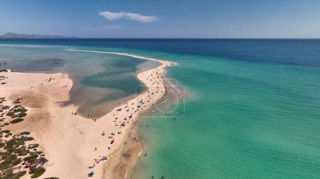 Téléchargez les photos : Vue aérienne du sable doré et de l'eau de mer cristalline sur l'île des Canaries Fuerteventura, Espagne. Plage Playa de Sotavento - en image libre de droit