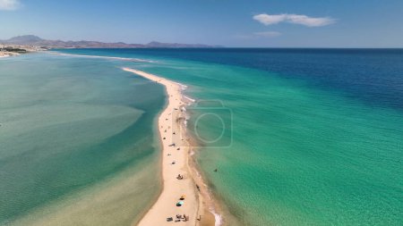 Téléchargez les photos : Vue aérienne du sable doré et de l'eau de mer cristalline sur l'île des Canaries Fuerteventura, Espagne. Plage Playa de Sotavento - en image libre de droit