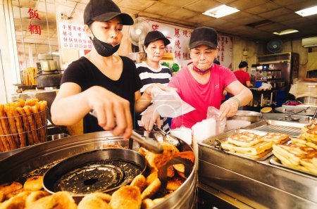 Téléchargez les photos : 5 nov. 2023, Ruifang Taiwan, Petit déjeuner traditionnel préféré de tous les temps à Taiwan, lait de soja et pâte frite - en image libre de droit