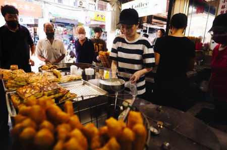Téléchargez les photos : 5 nov. 2023, Ruifang Taiwan, Petit déjeuner traditionnel préféré de tous les temps à Taiwan, lait de soja et pâte frite - en image libre de droit