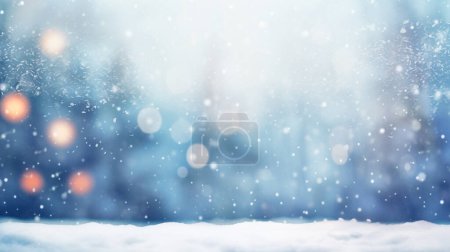 Téléchargez les photos : Fond de Noël enneigé avec effet flou, chutes de flocons de neige et rayons du soleil - en image libre de droit