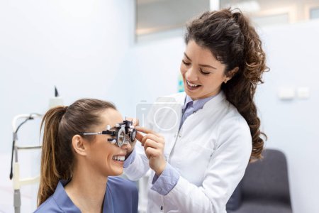 Augengesundheit mit ophthalmologischen Geräten im Labor. Mit speziellen Gerät Augenarzt versucht, das Sehvermögen des jungen hübschen Mädchens zu verbessern. Arbeit mit Medizinprodukten für die Augengesundheit