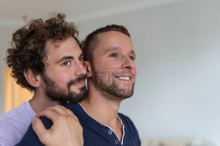 Porträt eines unbeschwerten homosexuellen Paares im Haus. Glückliches homosexuelles Paar verbringt Zeit miteinander