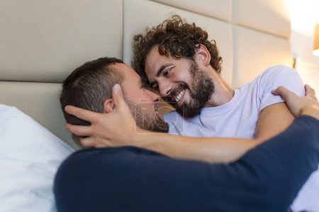 Foto de Feliz pareja gay teniendo momentos tiernos en el dormitorio - Relación de amor homosexual y concepto de igualdad de género - Imagen libre de derechos