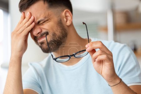 Téléchargez les photos : Fatigué mâle décoller lunettes massage yeux se sentent fatigue souffrant de maux de tête forts, épuisé malaise homme ayant la fatigue oculaire ou l'astigmatisme submergé par le travail. Concept de problème de santé - en image libre de droit