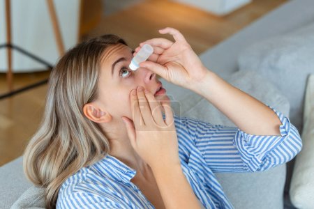 Femme utilisant un collyre, femme laissant tomber un lubrifiant pour les yeux pour traiter les yeux secs ou les allergies, femme malade traitant l'irritation ou l'inflammation du globe oculaire femme souffrant d'yeux irrités, symptômes optiques
