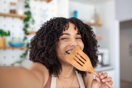 Téléchargez les photos : Jeune femme afro-américaine blogueur alimentaire prendre un selfie avec un soudeur - en image libre de droit