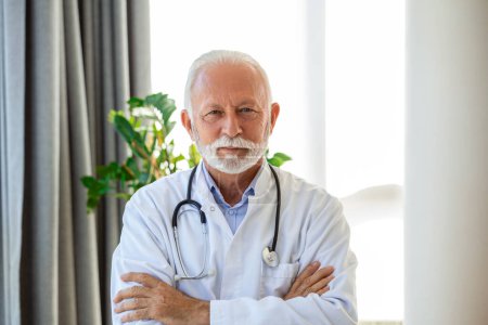 Téléchargez les photos : Portrait d'un professionnel de la santé mature, médecin, avec stéthoscope - en image libre de droit