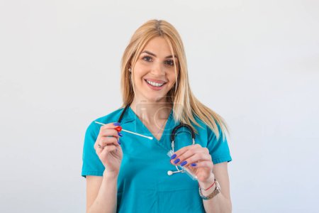 Foto de Médico caucásico femenino sosteniendo un palo de recolección de hisopos, hisopado nasal y oral de muestras, cita del procedimiento de prueba de PCR del paciente, crisis pandémica global del Coronavirus COVID-19 - Imagen libre de derechos