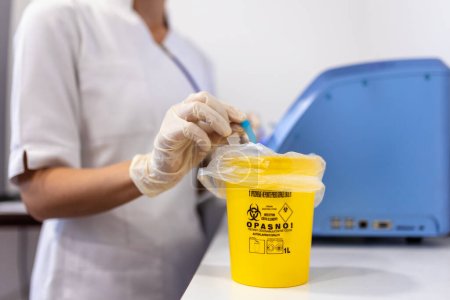 Téléchargez les photos : Throw away the medicine in the trash. Disposal container for Infectious waste, reducing medical waste disposal. Small Medical Waste sharps container with sharps for bio-hazard. - en image libre de droit