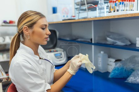 Foto de Retrato de una científica en laboratorio. Científico seguro usando bata de laboratorio de pie - Imagen libre de derechos