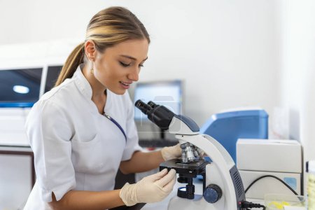 Foto de Bioquímico científico o microbiólogo que trabaja la investigación con un microscopio en laboratorio. - Imagen libre de derechos
