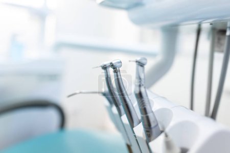 Gros plan des exercices dentaires dans un cabinet de dentistes, Différents instruments et outils dentaires dans un cabinet de dentistes