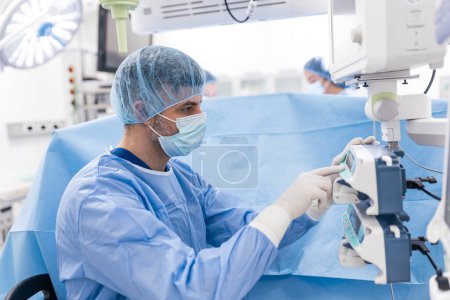 Téléchargez les photos : Ventilateur médical surveillé par un anesthésiste. chirurgien utilisant moniteur en salle d'opération. - en image libre de droit