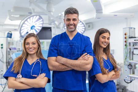 Téléchargez les photos : Medical professionals standing together. concept of health protection. Successful team of medical doctors are looking at camera and smiling while standing in hospital - en image libre de droit