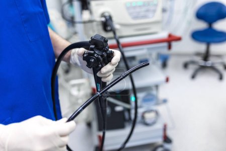 Téléchargez les photos : Endoscopie à l'hôpital. Docteur tenant l'endoscope avant la gastroscopie. Examen médical - en image libre de droit
