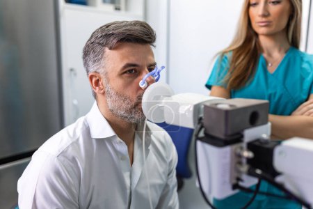 Erwachsene Männer testen die Atemfunktion durch Spirometrie mit Gesundheitsproblemen. Diagnose der Atemfunktion bei Lungenerkrankungen.