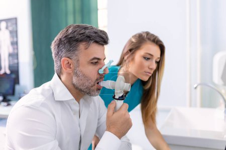 Téléchargez les photos : Homme adulte testant la fonction respiratoire par spirométrie ayant un problème de santé. Diagnostic de la fonction respiratoire dans les maladies pulmonaires. - en image libre de droit
