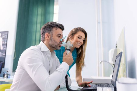 Téléchargez les photos : Homme adulte testant la fonction respiratoire par spirométrie ayant un problème de santé. Diagnostic de la fonction respiratoire dans les maladies pulmonaires. - en image libre de droit