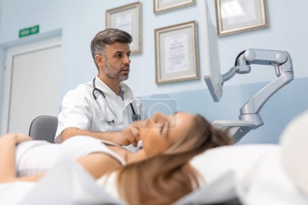 Foto de Primer plano de la mujer joven que se hace examinar el cuello por el médico utilizando el escáner de ultrasonido en la clínica moderna
. - Imagen libre de derechos