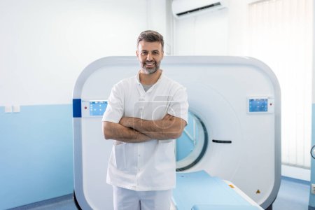 Foto de Oncología masculina confiable en imágenes por resonancia magnética o sala de tomografía computarizada de un hospital moderno. - Imagen libre de derechos