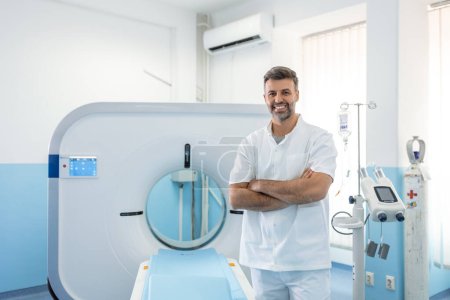 Foto de Oncología masculina confiable en imágenes por resonancia magnética o sala de tomografía computarizada de un hospital moderno. - Imagen libre de derechos
