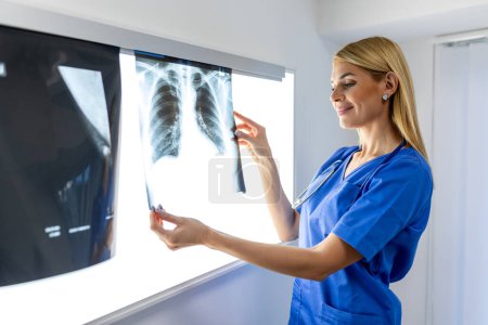 Téléchargez les photos : Radiologie et médecine concept. médecin expliquant les résultats du scanner pulmonaire à l'écran au patient âgé. - en image libre de droit