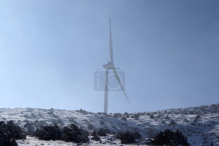 Foto de Turbina eólica contra el cielo azul. - Imagen libre de derechos