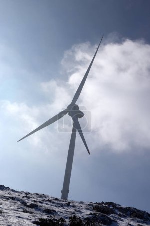 Foto de Turbina eólica contra el cielo azul. - Imagen libre de derechos