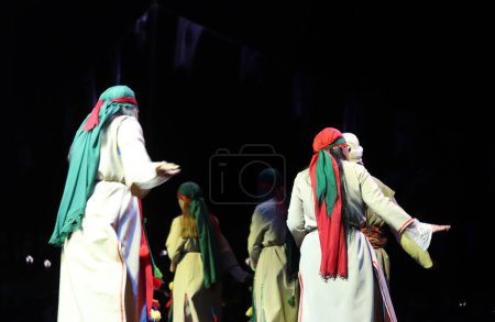 Téléchargez les photos : Semah, le groupe danse en se retournant, est une danse folklorique anatolienne. - en image libre de droit