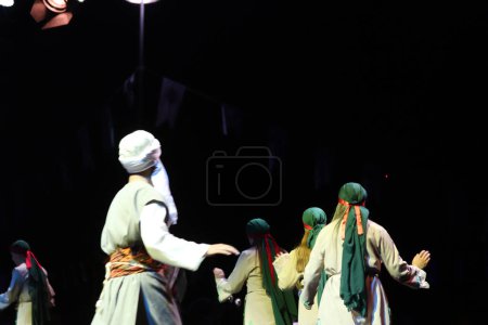 Foto de Semah, el grupo baila girando alrededor de sí mismo, es una danza folclórica de Anatolia. - Imagen libre de derechos