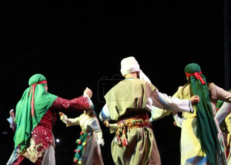 Téléchargez les photos : Semah, le groupe danse en se retournant, est une danse folklorique anatolienne. - en image libre de droit