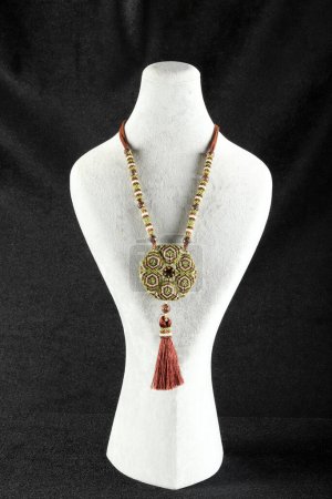 Halskette für Frauen aus bunten Perlen