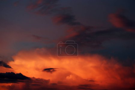 Foto de Hermoso atardecer con nubes dramáticas - Imagen libre de derechos