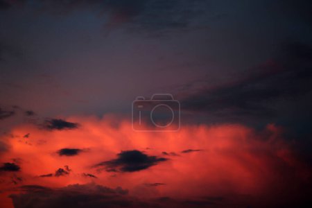 Foto de Hermoso atardecer con nubes dramáticas - Imagen libre de derechos