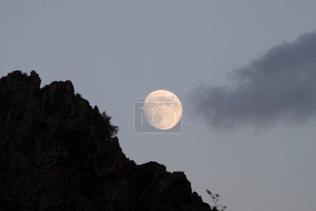 Foto de La luna que sube sobre las colinas - Imagen libre de derechos