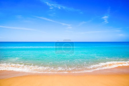 Téléchargez les photos : Beau paysage de la côte de l'océan Indien avec une plage de sable fin sur l'île de Phuket, Thaïlande - en image libre de droit