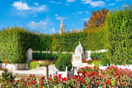 Téléchargez les photos : Vienne, Autriche - 4 octobre 2023 : Paysage d'automne de la Volksgarten en vue de Monument à l'impératrice Elisabeth d'Autriche Sisi - en image libre de droit