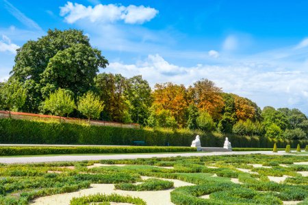 Foto de Viena, Austria - 8 de agosto de 2023: Paisaje otoñal de los Jardines del Belvedere con hermoso parque - Imagen libre de derechos