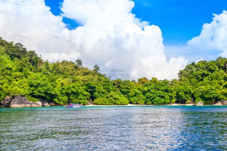 Foto de Hermoso paisaje tropical panorámico de las islas Similan en Tailandia: la mayoría de las islas famosas con vistas al paraíso y puntos de snorkel y buceo - Imagen libre de derechos