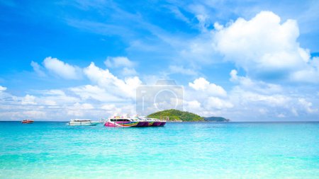 Foto de Islas Similan - 10 de noviembre de 2023: Cruceros y barcos cerca de las Islas Similan - las islas más famosas con vistas al paraíso, snorkel y puntos de buceo - Imagen libre de derechos